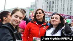 Дзяржаўны забег Beauty RUN 2020 з нагоды 8 сакавіка. У цэнтры прэсавая сакратарка Аляксандра Лукашэнкі Ганна Эйсмант