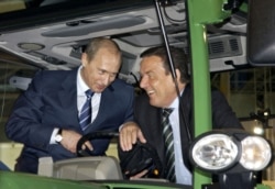 Добрые друзья. Владимир Путин и Герхард Шрёдер на промышленной выставке в Ганновере, 2005 год
