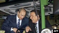 Gerhard Schroeder (sağda) və Vladimir Putin, arxiv fotosu