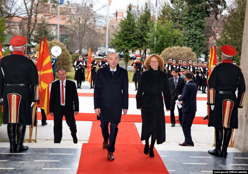 МАКЕДОНИЈА - Колега Дамире, се гледаме наскоро во НАТО, му порача македонската министерка за одбрана Радмила Шекеринска на нејзиниот хрватски колега Дамир Крстичевиќ, за време на неговата официјална посета на Македонија.