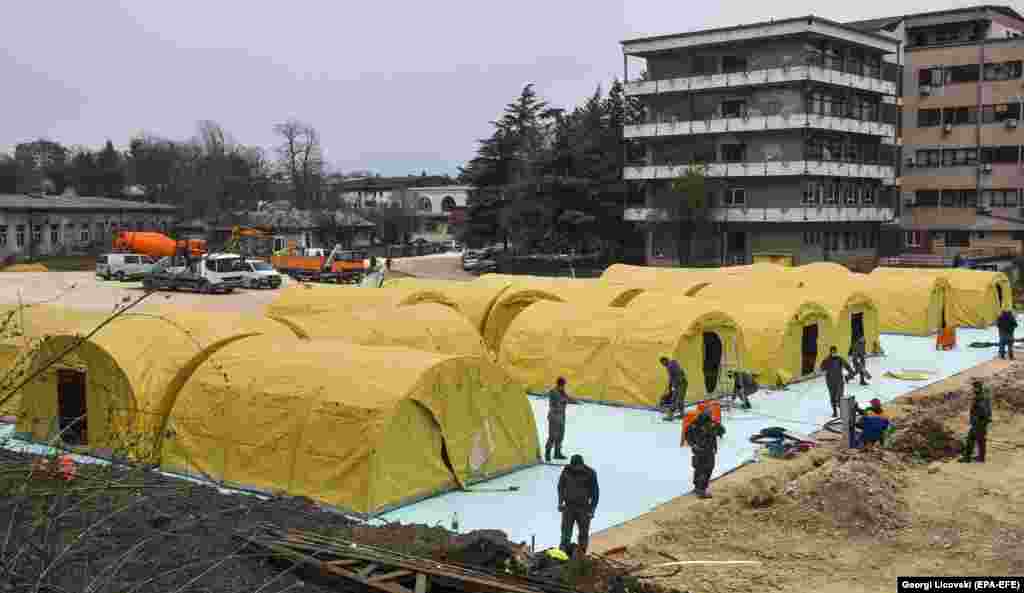Нова мобилна болница веднаш до Универзитетската клиника за заразни болести во Скопје.