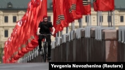 Русия се готви да посрещне 9 май без традиционния военен парад и само с украса