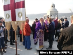 Pred krstionicom se nalazilo nekoliko stotina okupljenih vjernika, kako bi spriječili uklanjanje objekta