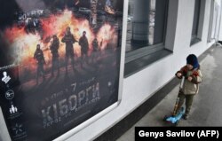 Постер фільму «Кіборги» біля Київського кінотеатру