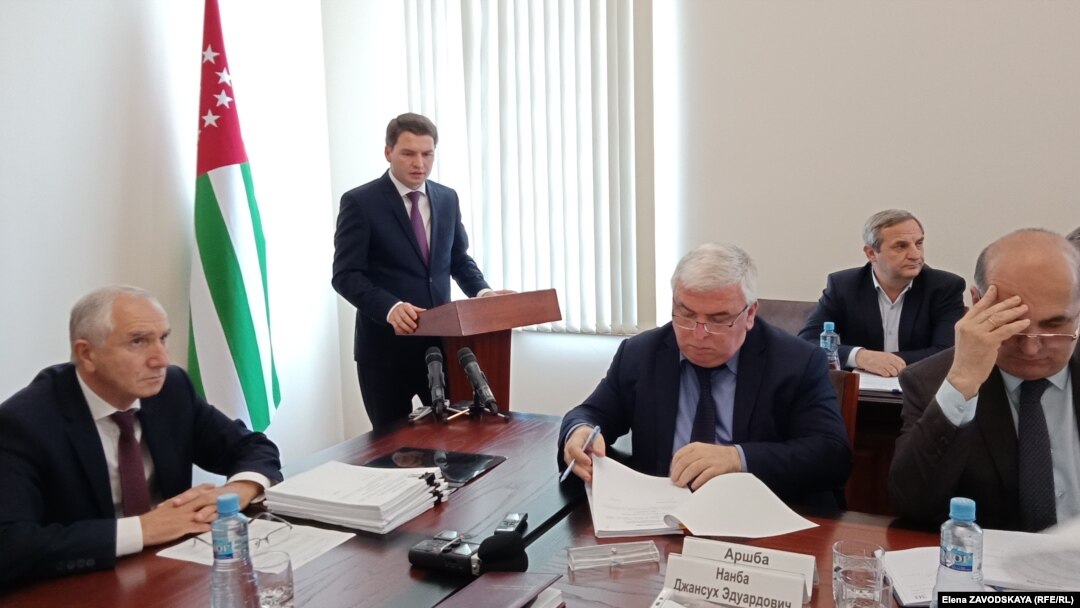 За кафедрой министр финансов и вице-премьер Джансух Нанба