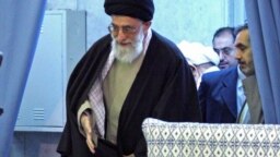 علی خامنه‌ای در حال گفت‌وگو با محمدباقر باقری کنی، برادر محمدرضا مهدوی کنی و از اعضای هیئت امنای دانشگاه امام صادق