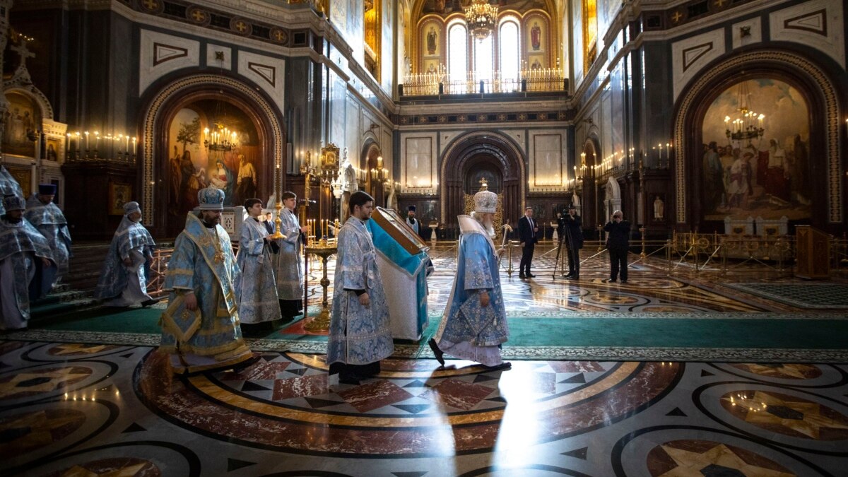 Пасха в условиях эпидемии. Что происходило в храмах в ночь на воскресенье