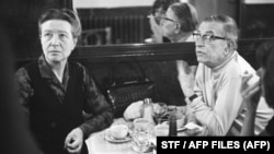 سیمون دوبووار (چپ) در کنار ژان پل سارتر در ۲۷ مه ۱۹۷۰