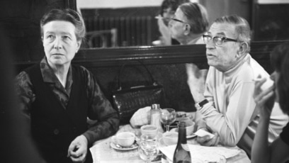 سیمون دوبووار (چپ) در کنار ژان پل سارتر در ۲۷ مه ۱۹۷۰