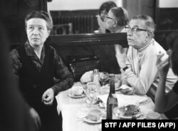 27 mai 1970 - Simone de Beauvoir și Jean-Paul Sartre, într-o cafenea pariziană