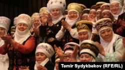 Элечек кийген кыргыз аялдар. 
