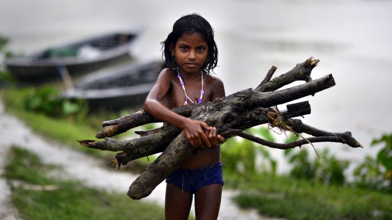 Еден милион Индијци ги напуштиле домовите поради поплави