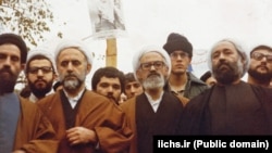 حسن لاهوتی (نفر دوم از چپ) در یکی از راهپیمایی‌های مخالفان شاه در سال ۵۷