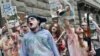 Активисты, одетые в зомби, держат бесплатную пророссийскую газету «Вести», распространяемую в Украине