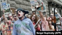Активисты, одетые в зомби, держат бесплатную пророссийскую газету «Вести», распространяемую в Украине