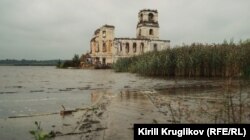 Вид на храм с берега