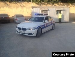 Fərid Rzayevin maşınını saxlayan polislərin avtomobili