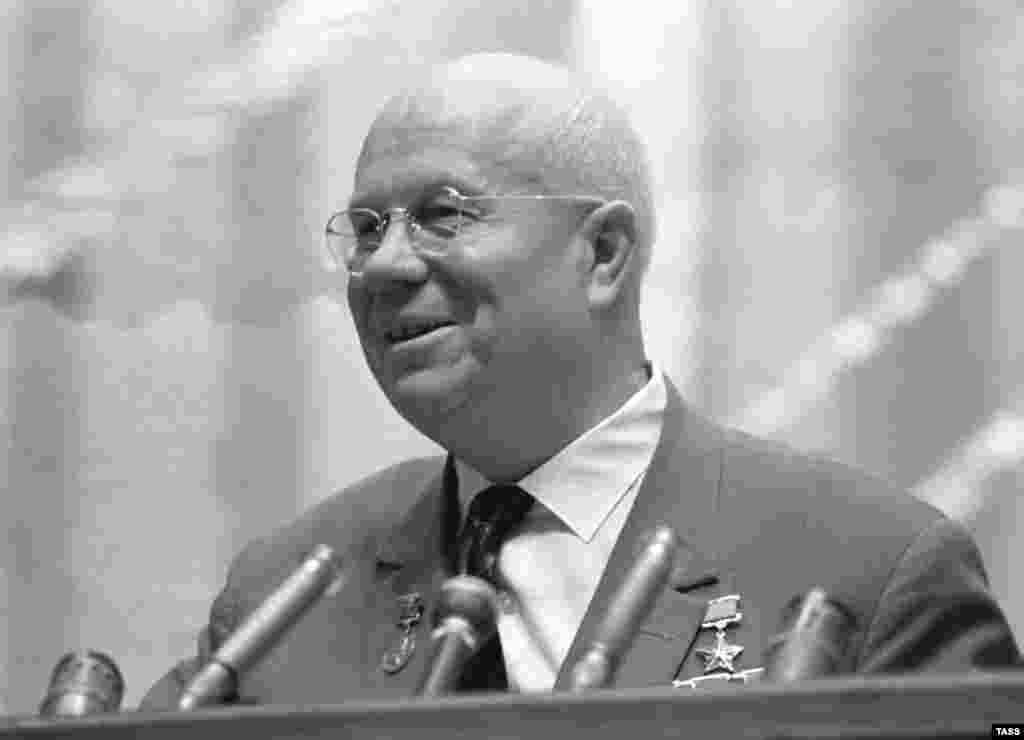 Nikita Khrushchev (fotografija iz 1964.), kasnih je pedesetih godina objelodanio veliki broj Staljinovih zločina, a Solzhenitsynu je omogućio da 1962. godine objavi roman "Jedan dan u životu Ivana Denisovicha". 