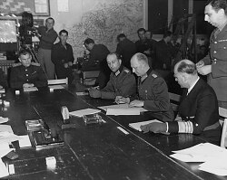 Начальник штаба Верховного командования вермахта Альфред Йодль подписывает капитуляцию в Реймсе