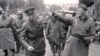 Командир 2-го батальйону 76-го моторизованого полку піхоти вермахту підполковник Ганс Георг Леммель (праворуч) і радянський офіцер під час передачі Брестської фортеці радянським військам, 22 вересня 1939 року