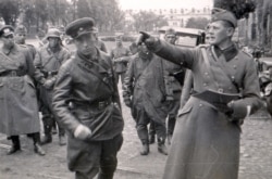 Підполковник армії нацистської Німеччини Ганс Георг Леммель (праворуч) і радянський офіцер під час передачі Брестської фортеці радянським військам, 22 вересня 1939 року
