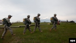 НАТО-ның Еуропадағы жаттығуына қатысып жатқан АҚШ әскерилері (Көрнекі сурет).