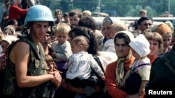 Žene i djeca u Potočarima 12. jula 1995.