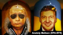 Sankt Peterburqda Vladimir Putin və Volodymyr Zelenskiy-nin şəkilləri olan "matroşkalar" satılır