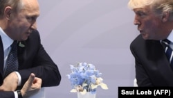 Володимир Путін (л) і Дональд Трамп (п), на цьому фото на одній із попередніх коротких зустрічей: чи домовляться щодо України за її спиною?