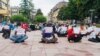 Oko 40 radnika iz Indije, koji su bili angažovani na izgradnji puteva u Srbiji, štrajkovali su ispred Osnovnog suda u Kraljevu 16. i 17. avgusta