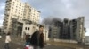 Дым над разбуранымі бомбамі ўрадавымі будынкамі ў горадзе Газа
