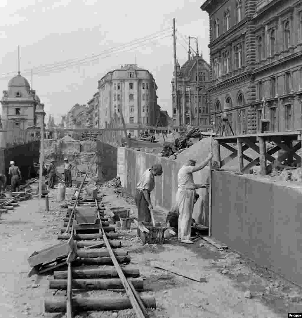 Строительство подземного перехода на площади Февам в центре Будапешта, 1952 год