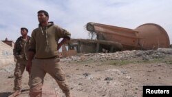 Бійці «Сирійських демократичних сил» біля пошкоджених будівель на сході Ракки, Сирія, 26 березня 2017 року