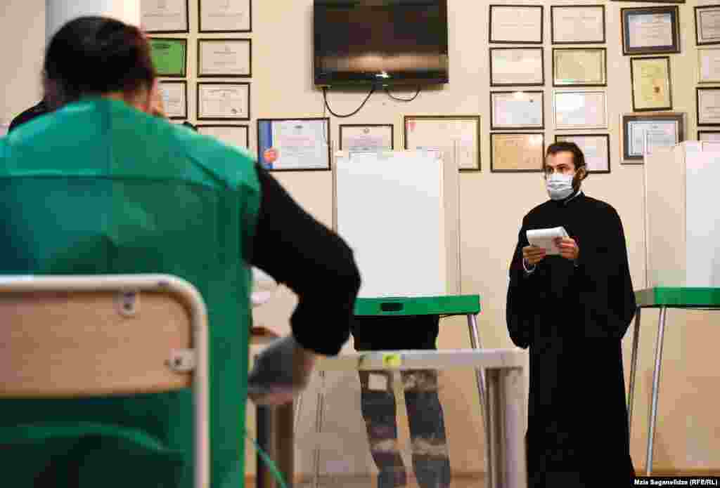 Гражданам Грузии предстоит сделать выбор между 50 избирательными субъектами