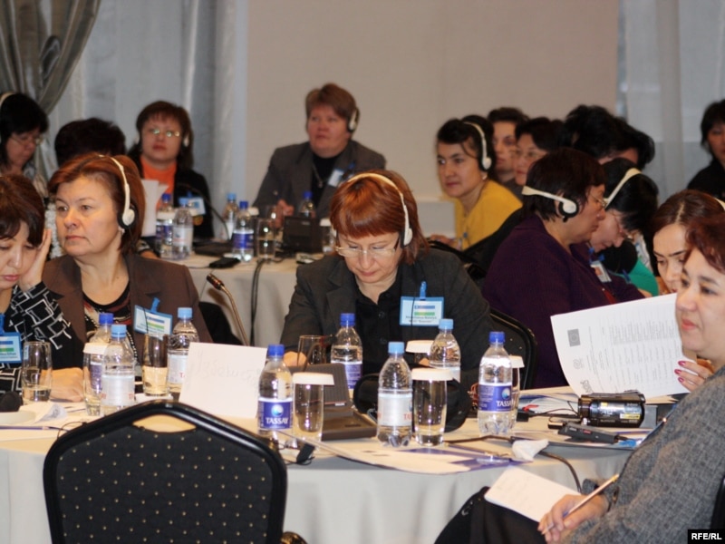 В зале форума Международной организации по миграции. Алматы, 25 ноября 2009 года
