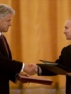 Президент Росії Володимир Путін (праворуч) і 42-й президент США Білл Клінтон обмінюються угодами про створення спільного центру попередження для обміну інформацією про запуски ракет невдовзі після їх підписання в Москві, 4 червня 2000 року