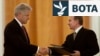 Presidenti rus, Vladimir Putin (djathtas) dhe presidenti amerikan, Bill Clinton shkëmbejnë marrëveshjet për krijimin e një qendre të përbashkët paralajmërimi për ndarje informacionesh rreth nisjes së raketave. Fotografi e 4 qershorit 2000 në Moskë.