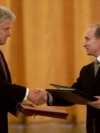 Președintele rus Vladimir Putin (dreapta) și președintele american Bill Clinton schimbă acorduri privind înființarea unui centru comun de avertizare pentru schimbul de informații privind lansările de rachete, la Moscova, pe 4 iunie 2000.