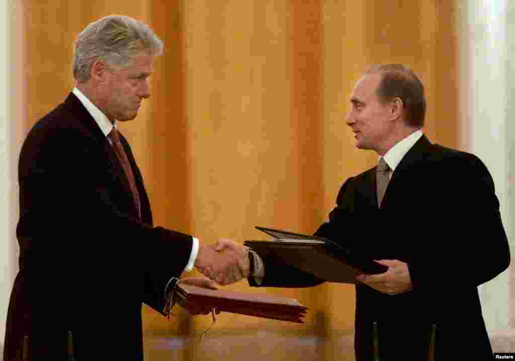 Ruski predsjednik Vladimir Putin (desno) i američki predsjednik Bill Clinton razmijenjuju sporazume o uspostavljanju zajedničkog centra za upozoravanje radi razmjene informacija o lansiranju raketa, nakon što su potpisani u Moskvi 4. juna 2000. godine.