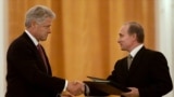 Ruski predsjednik Vladimir Putin (desno) i američki predsjednik Bill Clinton razmijenjuju sporazume o uspostavljanju zajedničkog centra za upozoravanje radi razmjene informacija o lansiranju raketa, nakon što su potpisani u Moskvi 4. juna 2000. godine.