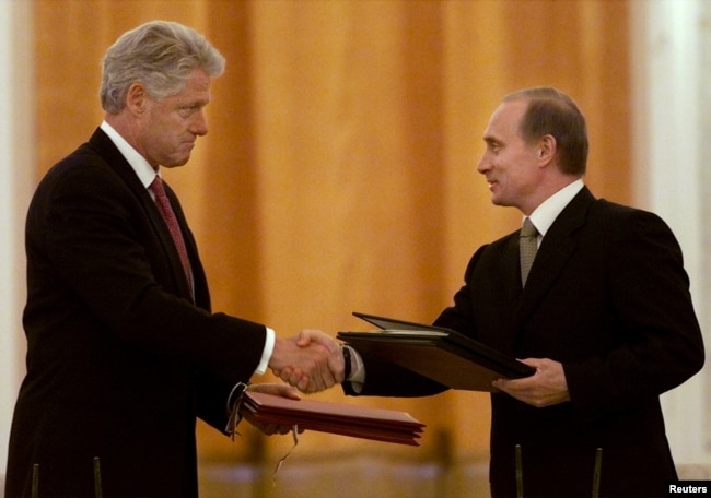 Clinton dhe presidenti rus, Vladimir Putin, këmbejnë marrëveshjet e nënshkruara për themelimin e një qendre të përbashkët për shkëmbimin e informacioneve lidhur me lëshimin e raketave më 4 qershor 2000.