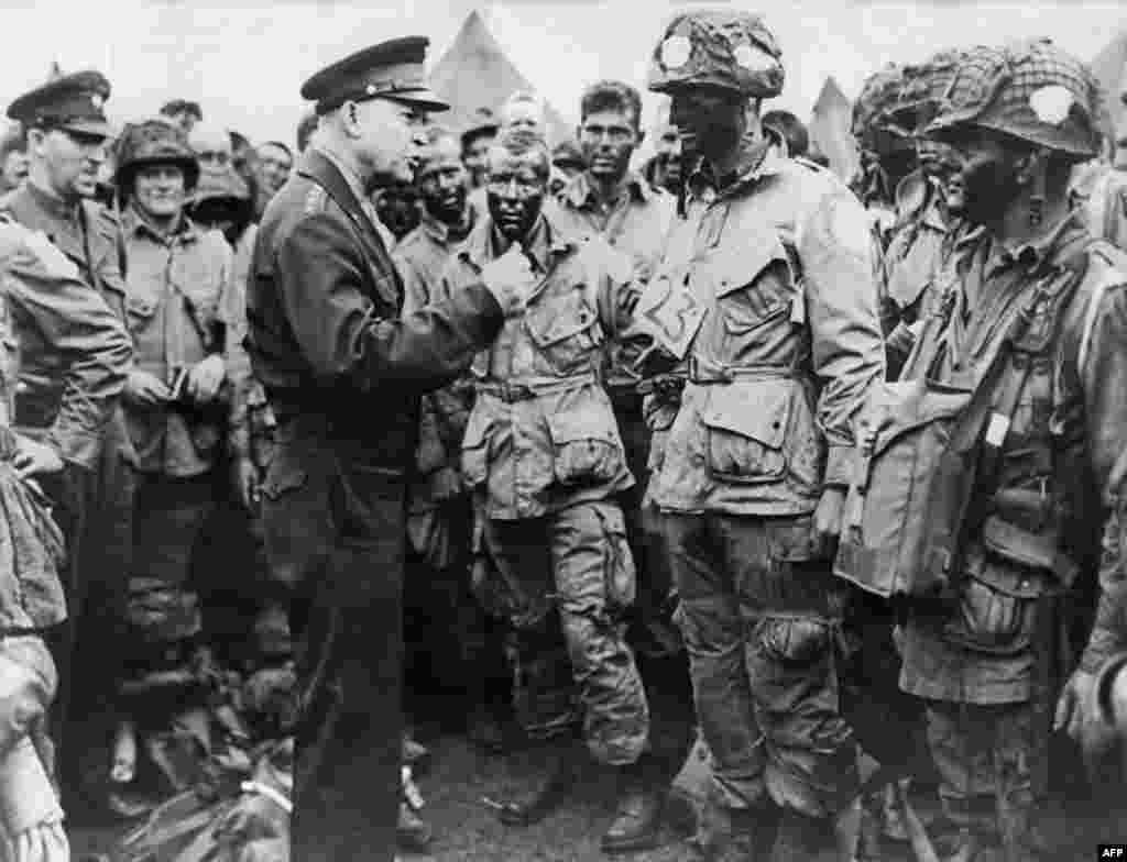 Верховный главнокомандующий экспедиционными силами генерал Дуайт Эйзенхауэр, будущий президент США, дает распоряжение десантникам перед штурмом