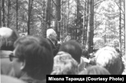 Павал Пруднікаў выступае на мітынгу ў Курапатах, 19 чэрвеня 1988