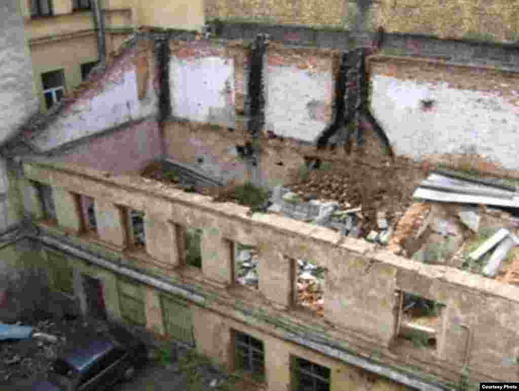Разрушенный флигель во дворе дома № 15 по улице Глинки