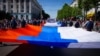 Развернутый флаг России в Симферополе, архивное фото 
