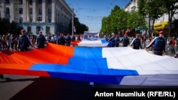 Развернутый флаг России в Симферополе, архивное фото
