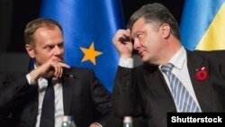 Donald Tusk (solda) Ukrayna prezidenti Petro Poroshenko ilə