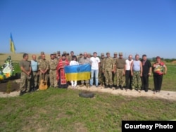 Волонтери, які впорядковують місця загибелі українських бійців і мирних жителів