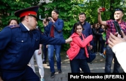 Мамырдың 1-і күнгі наразылық шарасында полиция азаматтарды ұстауға тырысып жатыр. Алматы, 1 мамыр 2019 жыл.
