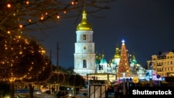 Різдвяно-новорічна ялинка біля Софії Київської в Києві, грудень 2021 року